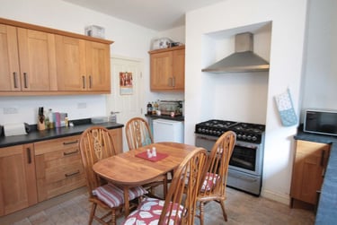 3 bed house, Spring Grove Walk, Burley, Leeds, LS61RR - Image 1
