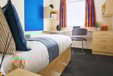 Classic Ensuite at College Court, Salisbury Avenue, City Centre, Stoke, ST14NE - Image 1