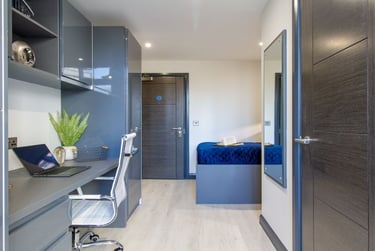 Deluxe Balcony Studio at The Residence, St Columbas Close, City Centre, Coventry, CV14BX - Image 2