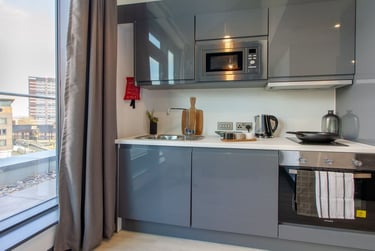 Deluxe Balcony Studio at The Residence, St Columbas Close, City Centre, Coventry, CV14BX - Image 5