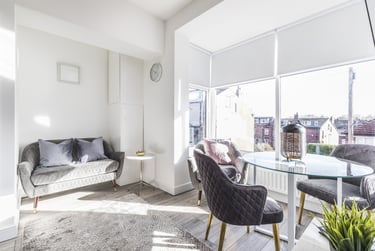 2 bed house, Alexandra Road, Hyde Park, Leeds, LS61RF - Image 1