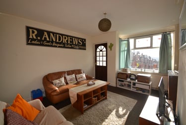 2 bed house, Manor Avenue, Headingley, Leeds, LS61BY - Image 1