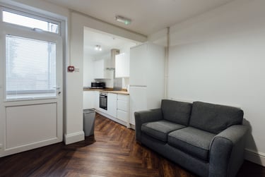 4 bed house, Oxford Street, City Centre, Loughborough, LE115DR - Image 2