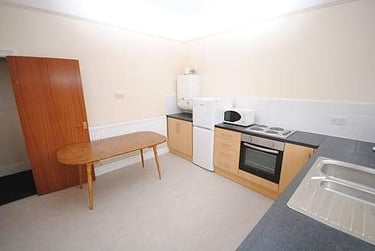 2 bed house, Herrick Road, Shelthorpe, Loughborough, LE112BT - Image 1