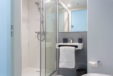 Large Premium Ensuite at The Croft, Cathedral Road, City Centre, Derby, DE13FQ - Image 5