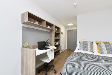 Attic Plus En Suite at The Mill House, 400 Gorgie Road, Gorgie, Edinburgh, EH112BF - Image 1