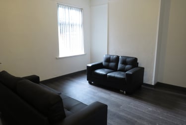 5 bed house, Royland Road, City Centre, Loughborough, LE112EH - Image 1