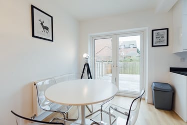 5 bed house, Goods Yard Close, City Centre, Loughborough, LE115EB - Image 2