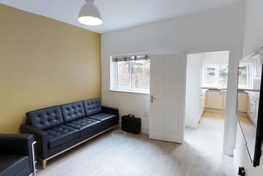 5 bed house, Derby Road, City Centre, Loughborough, LE115BX - Image 1