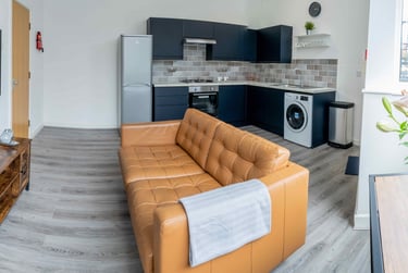 2 bed house, Beechwood Crescent, Burley, Leeds, LS42LL - Image 1