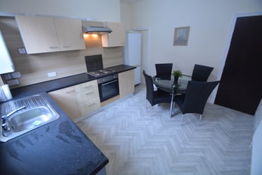 4 bed house, Burchett Terrace, Rampart Road, Leeds, LS62LR - Image 1