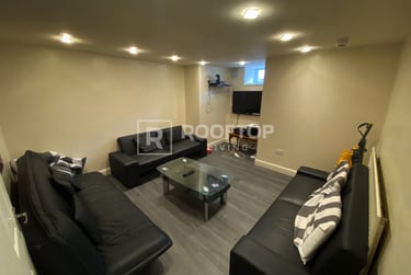 8 bed house, Mayville Avenue, Hyde Park, Leeds, LS61NQ - Image 1