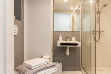 Classic Ensuite at The Croft, Cathedral Road, City Centre, Derby, DE13FQ - Image 3