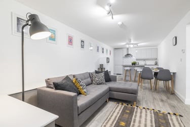 2 bed house, Knowle Mount, Burley, Leeds, LS42PP - Image 1