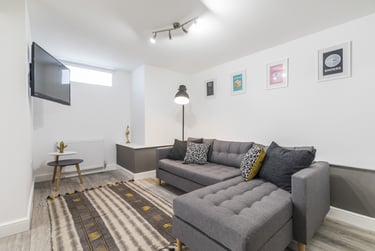 2 bed house, Knowle Mount, Burley, Leeds, LS42PP - Image 3