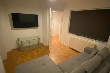 4 bed house, Holywell Drive, City Centre, Loughborough, LE113JX - Image 1