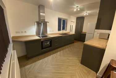 4 bed house, Holywell Drive, City Centre, Loughborough, LE113JX - Image 2