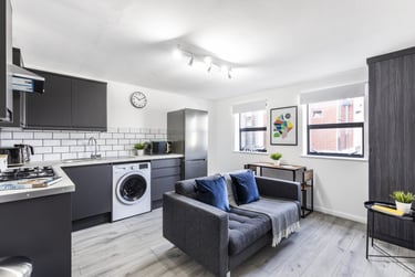 2 bed house, Queens Road, Hyde Park, Leeds, LS61HY - Image 1