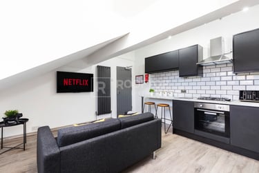 2 bed house, Queens Road, Hyde Park, Leeds, LS61HY - Image 1