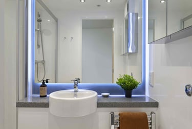 Gold En-Suite at Asa Briggs House, 6 St Johns Road, Woodhouse, Leeds, LS31FF - Image 6