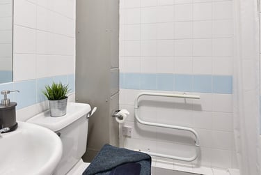 Classic En-suite at Firth Point, 100 Firth Street, City Centre, Huddersfield, HD13BQ - Image 4