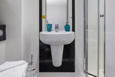 Premium 1 En-suite at Saw Mill, King's Mill Lane, City Centre, Huddersfield, HD13AN - Image 3