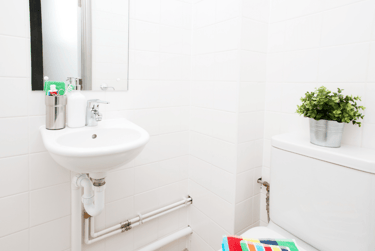 Classic En-suite at Central Point, 50 Royal Parade, City Centre, Plymouth, PL11DZ - Image 3