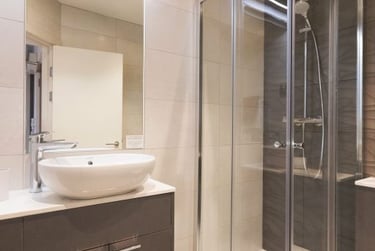 Silver One Bed Apartment - Image 3