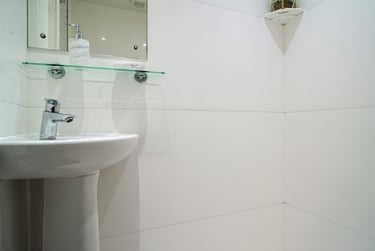 Ensuite at Dean House, New Cross Road, New Cross, London, SE146AT - Image 4