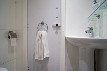 Ensuite at Dean House, New Cross Road, New Cross, London, SE146AT - Image 5