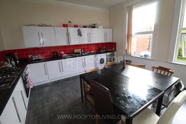 8 bed house, Cardigan Road, Headingley, Leeds, LS63BJ - Image 1