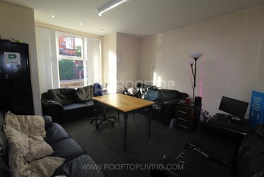 7 bed house, Chestnut Avenue, Hyde Park, Leeds, LS61AZ - Image 2