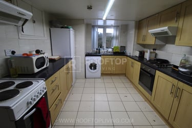 7 bed house, Chestnut Avenue, Hyde Park, Leeds, LS61AZ - Image 1