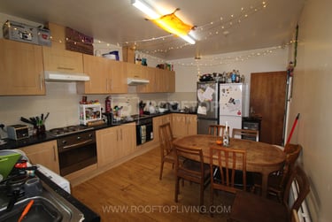 9 bed house, Regent Park Terrace, Rampart Road, Leeds, LS62AX - Image 1