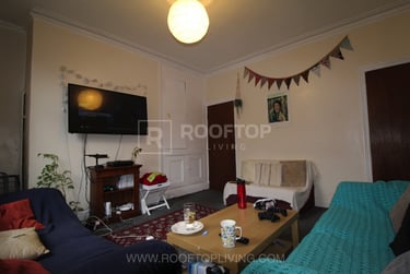 6 bed house, Hessle Place, Hyde Park, Leeds, LS61EU - Image 1