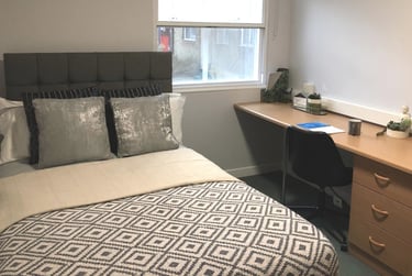 Ensuite at Dean House, New Cross Road, New Cross, London, SE146AT - Image 1