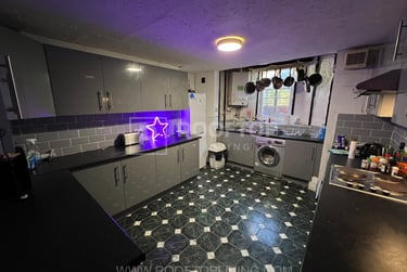6 bed house, Brudenell Grove, Hyde Park, Leeds, LS61HP - Image 1