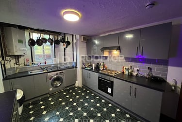 6 bed house, Brudenell Grove, Hyde Park, Leeds, LS61HP - Image 2