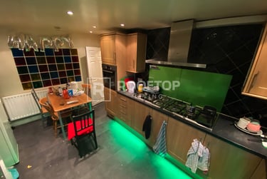 7 bed house, Chestnut Avenue, Hyde Park, Leeds, LS61AZ - Image 1