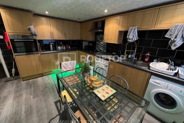 6 bed house, Providence Avenue, Rampart Road, Leeds, LS62HN - Image 1