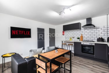 2 bed house, Queens Road, Hyde Park, Leeds, LS61HY - Image 1