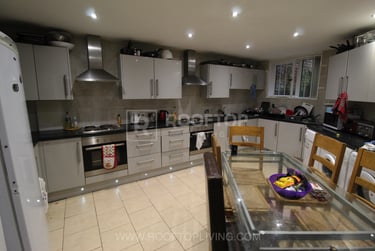 9 bed house, Regent Park Terrace, Rampart Road, Leeds, LS62AX - Image 1