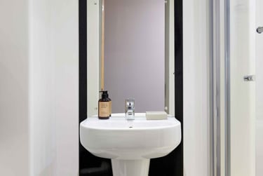 Premium 2 En-suite at Saw Mill, King's Mill Lane, City Centre, Huddersfield, HD13AN - Image 3