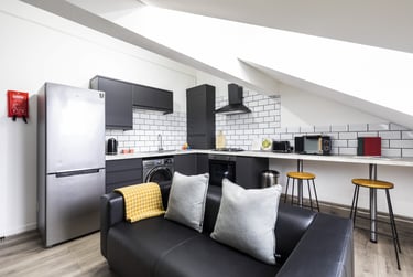 2 bed house, Queens Road, Hyde Park, Leeds, LS61HY - Image 1