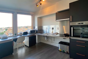 Luxury Studio with Bath - Image 4