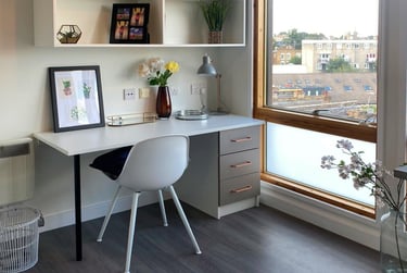 Luxury Studio with Bath - Image 2