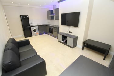 4 bed house, Delph Lane, Rampart Road, Leeds, LS62HQ - Image 2