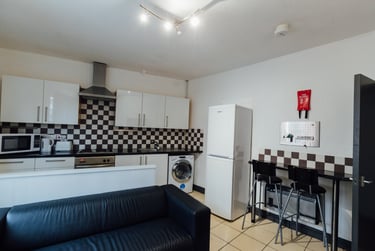 2 bed house, Ashby Square, City Centre, Loughborough, LE115AA - Image 1