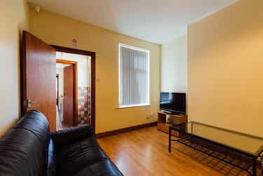 5 bed house, Broad Street, City Centre, Loughborough, LE115AB - Image 1