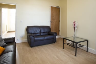 5 bed house, Broad Street, City Centre, Loughborough, LE115AB - Image 1